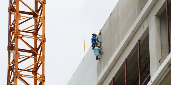 Trabajos Verticales en Fachadas de Edificios / Viviendas en Huesca · Pintar Edificios de Construcción de Obra Nueva